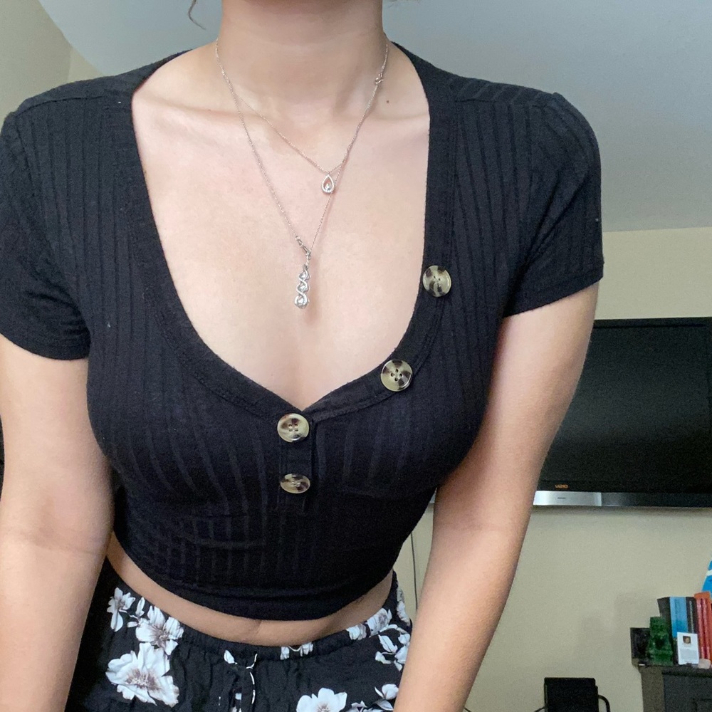 Button black crop top
